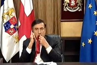 قام الرئيس الجورجي ساكاشفيلي بتناول رابطة عنقه ووضعها في فمه وهو على الهواء مباشرة أثناء إلقاء أحد الخطابات ليسخر منه الكثيرون لفترة طويلة

