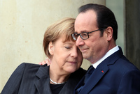 تسببت إحدى الصور للرئيس الفرنسي السابق والمستشارة الألمانية في الشعور بحرج كبير حيث بدت كما لو أنها صورة رومانسية

