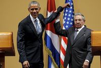 تعرض أوباما لموقف محرج حين حاول وضع يده على كتف الرئيس الكوبي السابق راؤول كاسترو لكن الأخير أمسك بيد أوباما بشدة ورفعها وقام بإبعادها عنه
