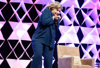 تعرضت هيلاري كلينتون أيضًا لإلقاء حذاء عليها بينما كانت تشغل منصب رئاسة الوزراء وذلك خلال أحد خطاباتها في أمريكا 
