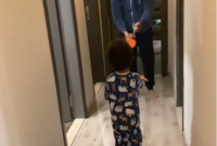 الفنان عمرو وهبة نشر فيديو طريف مع ابنه أثناء لعبهم في المنزل 