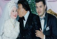 وفي التسعينيات.. قررت اعتزال الفن وارتداء الحجاب بعد زواجها من أشرف سيف نجل الفنان الراحل وحيد سيف
