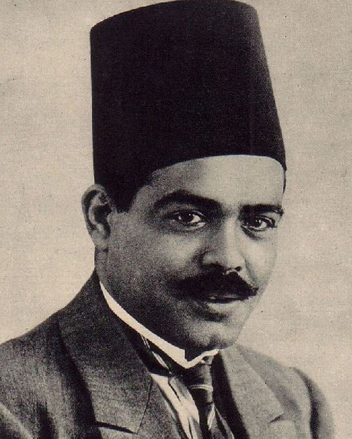 ولد على الكسار في 13 يونيو عام 1887 في حي السيدة زينب في القاهرة واسمه الحقيقي علي محمد خليل سالم 

