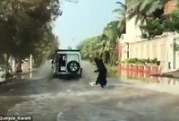 أحدث مقطع فيديو جدلًا واسعًا، حيث تظهر خلاله سيدة تتزلج بأحد شوارع مدينة جدة، بملابسها السوداء تمسك بحبل يتصل مباشرة بالسيارة، وتستغل سير السيارة بسرعة 20 ميلًا في الساعة، حتى تتزلج على مياه الأمطار التي تكسو الشارع

