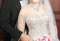 تزوج المطرب حماده هلال من الفلسطينية أسماء سميح عام 2009 