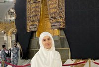 لتشارك ياسمين متابعيها بصورة لها بالحجاب من أمام الكعبة خلال أدائها مناسك العمرة، بعد أقل من أسبوع على الهجوم عليها بسبب تصريحات زوجها الجريئة

