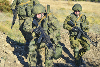 من حيث عدد الجنود الملتحقين بالخدمة: يمتلك الجيش الروسي 850 ألف جندي بالإضافة لـ 250 ألف جندي في قوات الاحتياط
