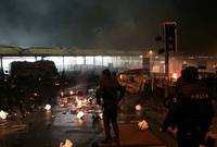  اللقطات الأولى من تفجير اسطنبول قرب ملعب بشكتاش، حيث أصيب 20 شخصا على الأقل في الحادث