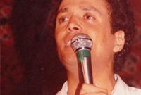 كما يعتبر عمر فتحي أول من قام باستعراضات على المسرح أثناء الغناء، وأيضا أول من تخلى عن ارتداء البدلة الكلاسيكية في حفلاته وكان يغني بـ «الجينز والقميص»