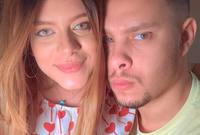 بعد ساعات من إعلان اعتزالهما تفاجأ مستخدمو مواقع التواصل الاجتماعي بنشر الزوجان صورة لهما في دبي على "السوشيال ميديا"
