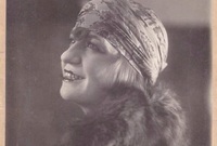 بدأت التمثيل عام 1917 وهي في الـ22 من عمرها وفي عام 1926، ونالت الجائزة الأولى بتفوق في التمثيل الدرامي وتفوقت في المسرحيات الناطقة بالفصحى
