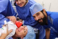 وأعلنت خبر الحمل في نفس يوم وضعها عندما نشرت صورة تجمعها وزوجها ووالدتها الفنانة سهير المرشدي، من داخل غرفة العمليات
