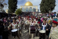 أما في فلسطين فتشهد المدن الفلسطينية احتفالات واسعة، ويقوم الناس بتزين الشوارع بالأعلام الملونة وعبارات المدح للرسول
