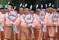 وفي ماليزيا تتميز مظاهر الاحتفال بالكرنفالات تتخللها المواكب الضخمة في الشوارع، وتتزين المنازل والمساجد
