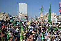 وفي باكستان يحتفل الباكستانيون بتلك المناسبة من خلال العزف وخروج مسيرات بالشوارع تهتف بالشعارات الدينية وتعليق الزينة