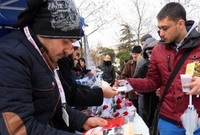 ثم توزع أصناف الحلوى وبعض المساجد تقدم وجبات الطعام للناس كما أن كثيراً من الشعب التركي يتطوعون للصيام في هذا اليوم