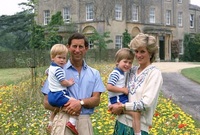 رزق الزوجين بطفلين هما الأمير وليام والأمير هاري ولكن انتهى زواجهما بالانفصال عام 1996