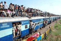 يموت يوميًا في الهند ما يقارب الـ 21 شخص بسبب التزاحم الشديد في القطارات بإعتبارها أهم وسائل النقل نظرًا لعددهم الضخم الذي يتخطى المليار نسمة