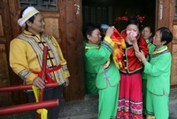 وإلى الصين فإن «شعب التويجا» لديهم تقليداً يعتبر من أغرب عادات الزواج، وهو البكاء قبل حفل الزفاف، ويعتبر جزءاً ضرورياً من الاستعداد للزواج