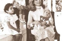 
بعد سنة من الزواج حملت في ابنتها الأولى «هيا»، لكنها كان لديها ابنة بالتبني، قبل أن تضع مولودها الأول وهي الأميرة «عبير» التي قامت علياء بتبنيها في عام 1973