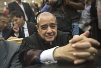 تولى المحامي فريد الديب الدفاع عن عزام عزام مؤكدًا أن مبارك هو من طلب منه الدفاع عنه، وأنه كان ينوي الإفراج عنه لكنه وجد القضية قد تم تقديمها للمحكمة