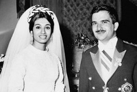 ملك الأردن السابق الحسين بن طلال تزوج مرتين خـــلال حياتــــــه من سيدات من أصول أجنبية
