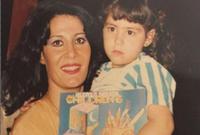 صورة لمنة شلبي مع والدتها زيزي مصطفى في مرحلة الطفولة 