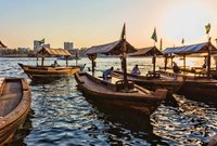 خور دبي :  هو اللسان البحري الذي يمر عبر وسط المدينة ويقسهما إلى ديرة دبي وبر دبي، حيث يمكن للزوار استقلال العبرة والقوارب الخشبية القديمة واكتشاف الميناء التجاري القديم مع العديد من معالم المدينة التاريخية وكذلك الحديثة