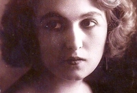 كان زواجه الأول عام 1922 من الممثلة الإيطالية «إلينا لوندا» واستمر زواجهما حتى عام 1925
