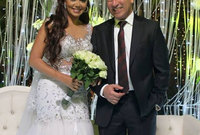 الزيجة الثالثة والأخيرة كانت من رجل أعمال طارق عزب، وأعلنت زواجها في برنامج «أنا والعسل» مع نيشان فى عام 2013