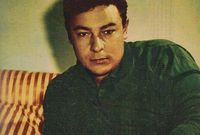 ولد أحمد رمزي في 23 مارس عام 1930 في الإسكندرية