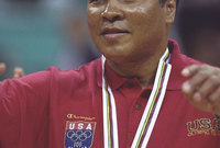 محمد علي اثناء تلقيه ميدالية ذهبية بديلة لدورة الألعاب الالأولمبية التي فقدها في وقت سابق
