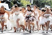 سباق فساتين الزفاف في صربيا، تتسابق العرائس بفستان الفرح والأحذة الرياضية، في سباق مسافته 150 مترًا

