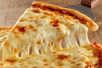 بيتزا "عشاق الجبنة" خصوصا بيكون فيها ميكس بين 3 أو 4 أنواع من الجبنة