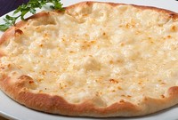 المنقوشة بالجبنة الموزاريلا فيها شبه من البيتزا خصوصا لو بالجبنة بس
