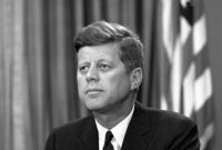 جون اف كينيدي 1917-1963 
تم اغتيال الرئيس الأمريكي عام 1963 من قبل شخص يُدعى " هارفي أوسولد" أثناء استقلاله سيارة مكشوفة في أحد المواكب برفقة زوجته بوسط مدينة دالاس 
