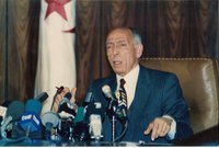 محمد بو ضياف 1919-1992 

تم اغتيال الرئيس الجزائري عام 1992 على يد أحد حراسه أثناء إلقاءه خطاباً بدار الثقافة بمدينة عنابة الجزائرية 
