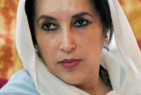 بنظير بوتو 1953-2007

تم اغتيال رئيسة وزراء باكستان السابقة عام 2007 بعد خروجها من مؤتمر انتخابي لمناصريها، وقفت في فتحة سقف سيارتها لتحية الجماهير المحتشدة، فتم إطلاق النار عليها وقتلت "برصاص في العنق 
