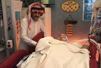 ويداوم الأمير الوليد بن طلال وبعض أفراد آسرة آل سعود على زيارة الأمير النائم بشكل مستمر 