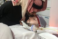 وكان أول نشاط يقوم به الأمير الوليد بن طلال بعد الإفراج عنه هو زيارة ابن شقيقه وتقبيل رأسه