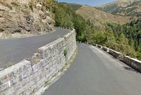 يوجد في فرنسا، ويقع الطريق على ارتفاع 1,5 كم ويبلغ طوله 30 كم

