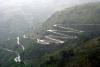 يحتوي الطريق على 34 ملتفًا وفي بعض أجزاء الطريق لا يتجاوز عرضه 3,3 متر، وذلك بين الجبال والهاوية

