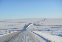 يبلغ طول الطريق 667 كم، وهو في ولاية ألاسكا الأمريكية الأكثر بعدة عن المناطق السكنية والأكثر غطاء بالثلج
