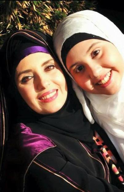 صورة للفنانة المعتزلة جيهان نصر مع ابنتها بالحجاب
