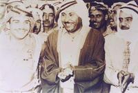 الملك الحسين بن طلال في صورة نادرة مع شيوخ العشائر
