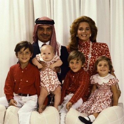 الملك الحسين بن طلال برفقة الملكة نور زوجته وأبنائهم