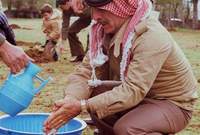 الملك الحسين بن طلال يغسل يديه بالطشت