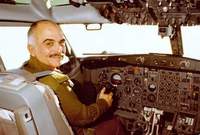 الملك الحسين بن طلال أثناء قيادته لطائرة