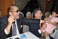 الساحر في حفل زفاف ابنة حميده ويداعب إحدى أحفاده