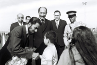 لقطة له مع الرئيس السادات أثناء زيارته لمصر 